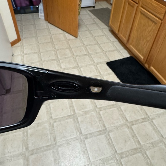 Oakley Men's Sunglasses with Black Frame and Green Lenses - Picture 3 of 9